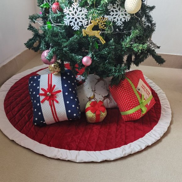 New-Red Velvet Quilted Christmas Tree Skirt--Ivory Cuff - Picture 5 of 6
